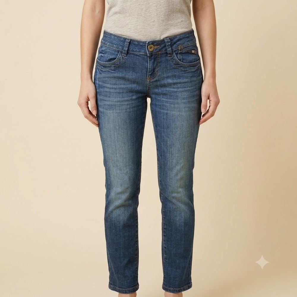 ELLE Straight Leg Jeans Women's Size 2 Blue Stretch Denim Distressed EUC